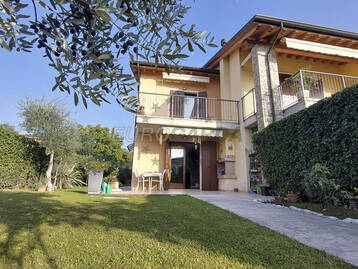 Villetta a schiera di testa In vendita